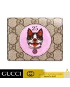 กระเป๋าสตางค์ GUCCI GG SUPREME CARD CASE WALLET WITH BOSCO PATCH IN BROWN (BEIGE/EBONY)