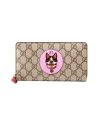 กระเป๋าสตางค์ GUCCI GG SUPREME ZIP AROUND WALLET WITH BOSCO PATCH IN BEIGE (BEIGE/EBONY)