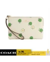 กระเป๋าคล้องมือ COACH 6978 CORNER ZIP WRISTLET WITH APPLE PRINT (IMCAH)