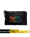 กระเป๋าคล้องมือ COACH C7419 CORNER ZIP WRISTLET WITH HORSE AND CARRIAGE (QBM2)