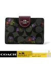 กระเป๋าสตางค์ COACH CM986 MEDIUM CORNER ZIP WALLET IN SIGNATURE CANVAS WITH COUNTRY FLORAL PRINT (SVW6M)